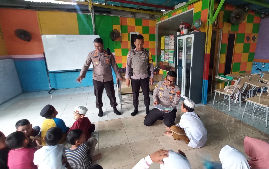 Aiptu Agus Riyanto: Sosok Inspiratif di Balik Sekolah Gratis untuk Anak Pemulung di Srengseng Kembangan
