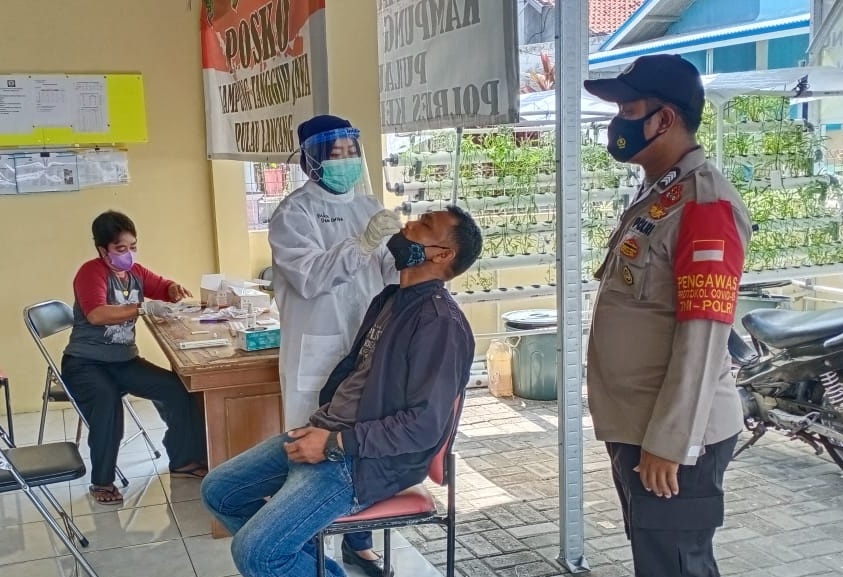 Tiba di Pulau, 25 Warga Jalani Swab Antigen di Posko KTJ Polsek Kep Seribu Selatan