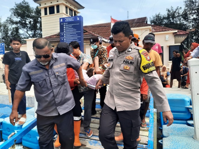 Bhabinkamtibmas Pulau Lancang Briptu Tulus Hidayat Bantu Warga Sakit Dirujuk ke RS Cengkareng