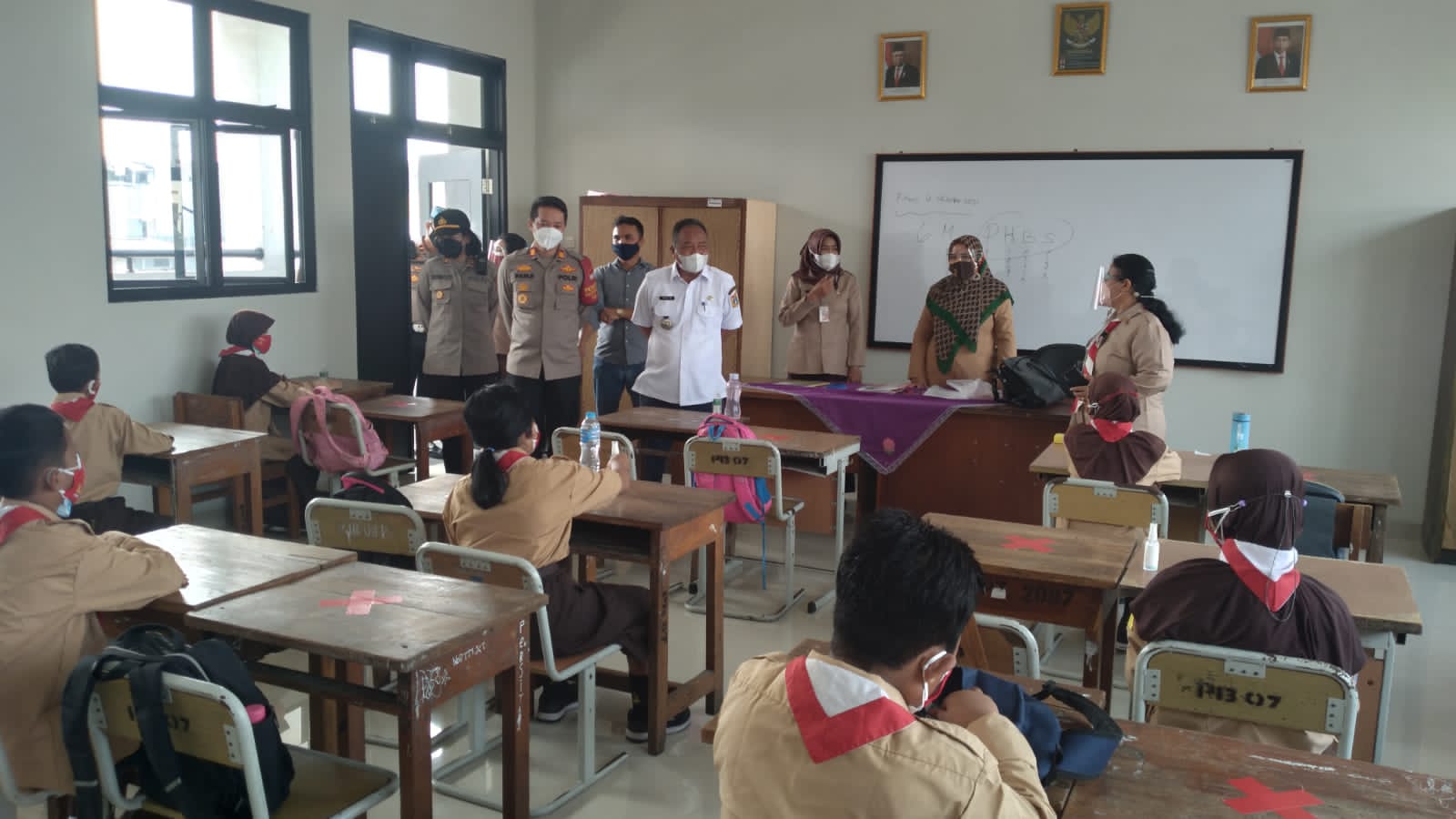 Pastikan Terapkan ProKes, Kapolsek Pademangan Tinjau PTM Terbatas di SDN 07 Pagi Pademangan Barat