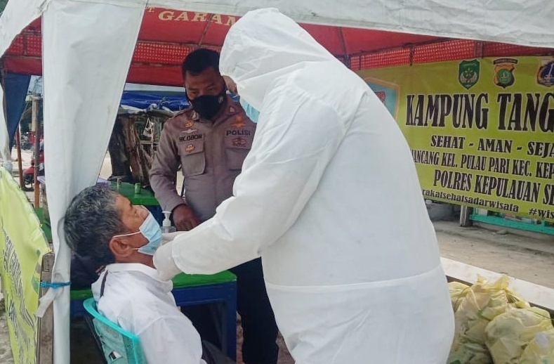 Polsek Kep Seribu Selatan Bersama Satgas Covid 19 Terus Swab Antigen Warga Yang Baru Kembali Mudik