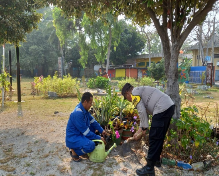 Warga Yang Beraktifitas Pada Malam Hari, disambangi Polsek Kep Seribu Selatan diimbau ProKes dan dibagikan Masker
