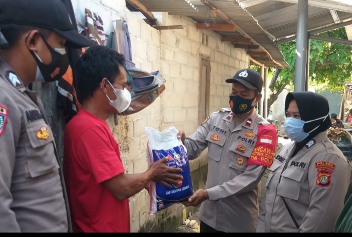 Polsek Kep Seribu Selatan Sambangi dan Bagikan Beras kepada 44 KK Warga Terdampak Covid-19