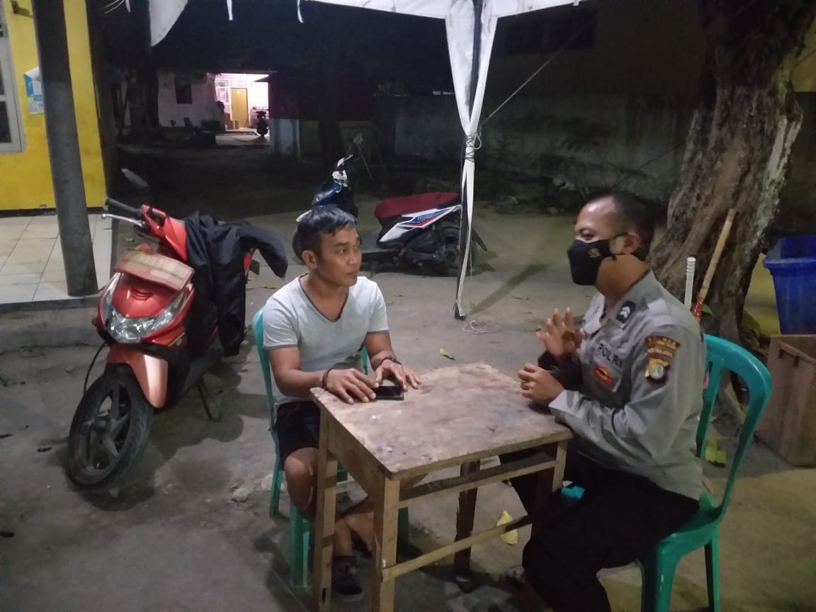 Malam Hari, Pak Bhabin Polsek Kepulauan Seribu Selatan Sambangi Warganya
