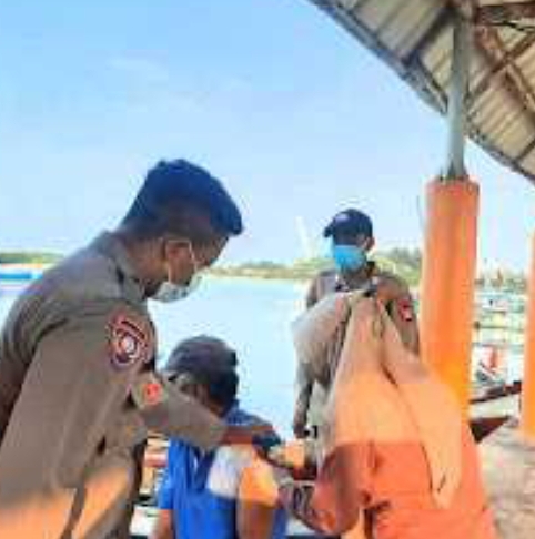 Tingkatkan Capaian Vaksin Booster di Bulan Puasa, Polsek Kep Seribu Selatan Adakan Suntik Vaksin Door to Door ke Warga