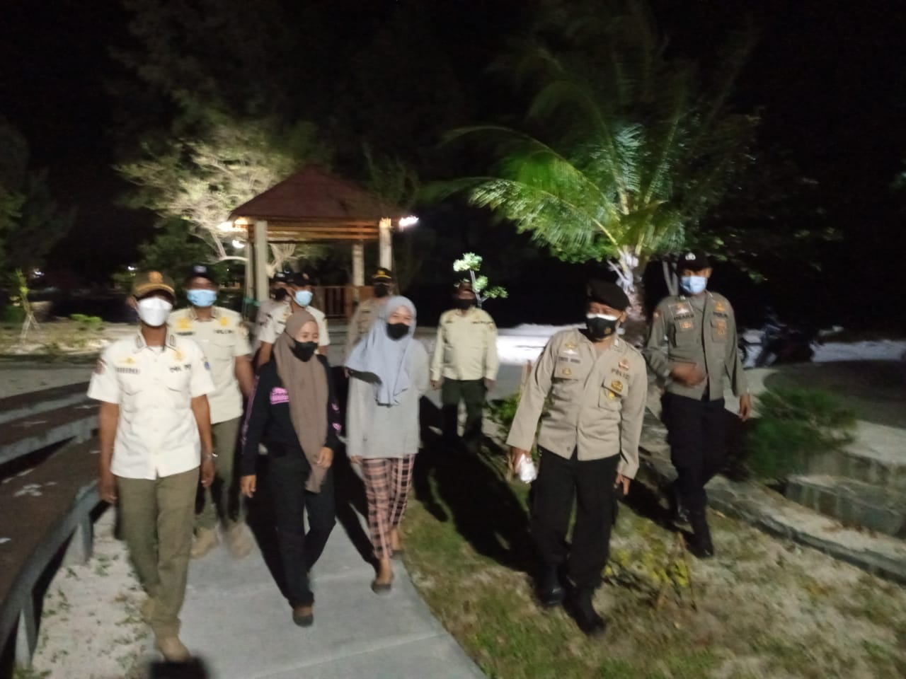 Saat Patroli Malam Hari, Polsek Kepulauan Seribu Selatan Terus Lakukan Pengawasan Protokol Kesehatan