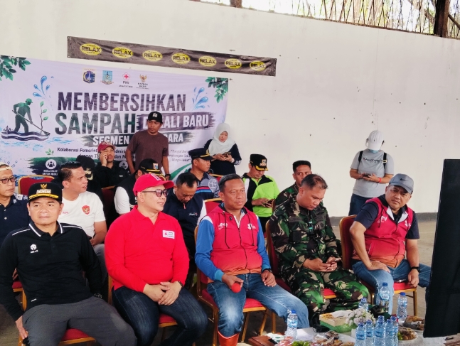 Cegah Banjir, Pemkot Jaktim Bersihkan Sampah di Kali Baru