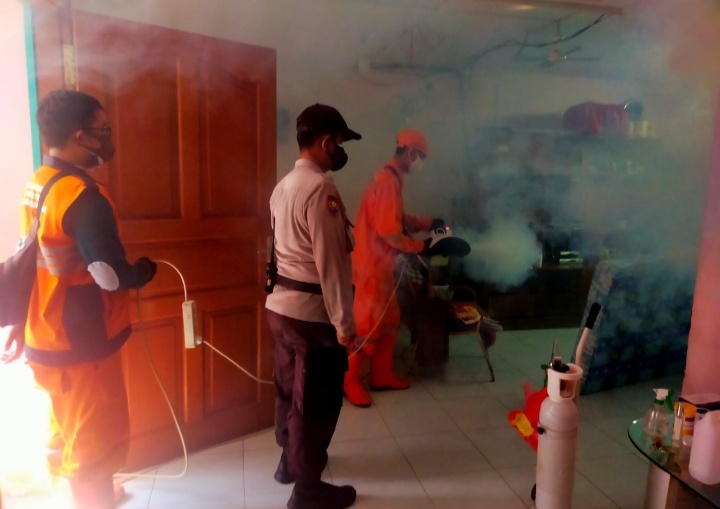 Bantu Warga Terdampak Covid- 19, Polsek Pademangan Bagikan Beras dan Masker serta Semprot Daerah Zona Merah