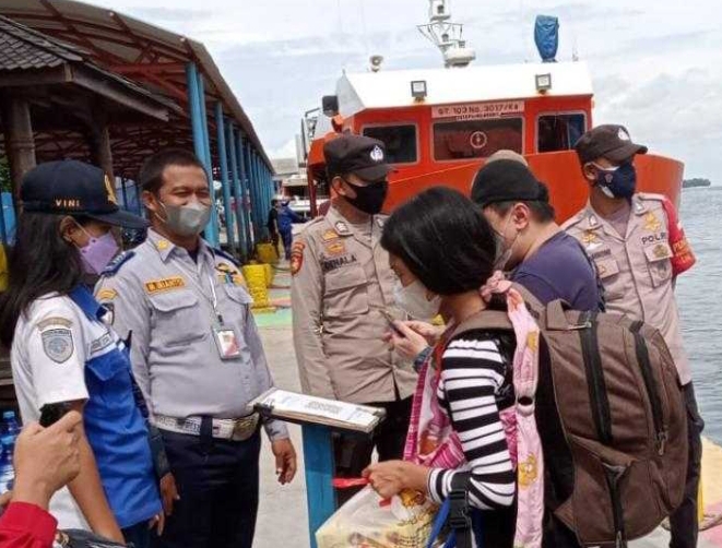 Polsek Kep Seribu Utara Wajibkan 161 Wisatawan Tiba di Wilayahnya Scan PeduliLindungi dan Taat ProKes