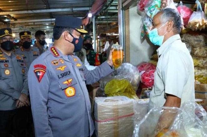 Saat Bagikan Masker, Polsek Kep Seribu Utara Minta Warga Taat ProKes