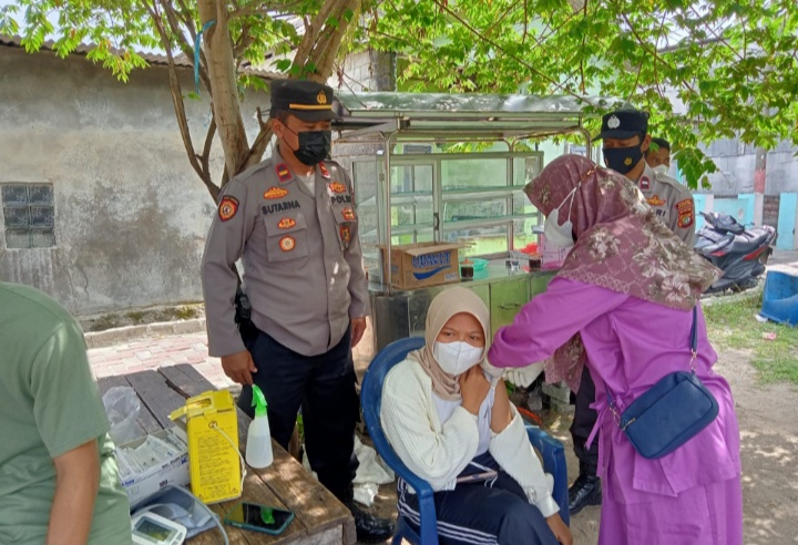 Gelar Giat Vaksinasi Bosster Dosis 3, Kapolsek Kep Seribu Selatan Sambangi Rumah Warga Ajak Warga Untuk Divaksin