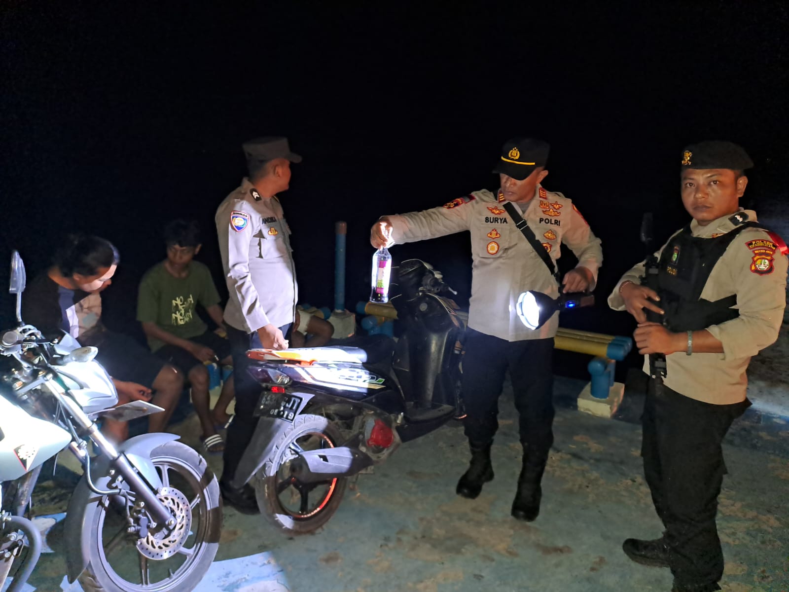 Kapolsek Kepulauan Seribu Selatan Pimpin Patroli Perintis Presisi dan Sita Miras di Pulau Tidung