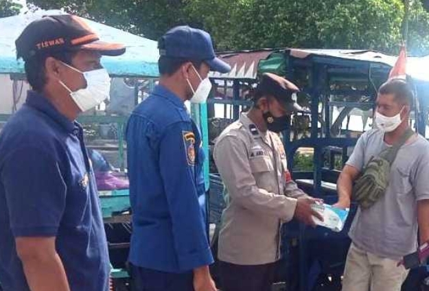 Himbau ProKes dan Bagikan 1.300 Masker ke Warga Polres Kep Seribu Terus Cegah Paparan COVID-19