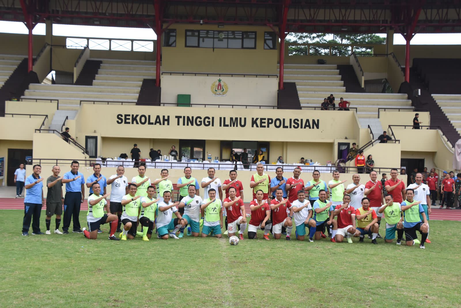 Kompak! Polda Metro Jaya dan Kodam jaya Buktikan di lapangan sepak bola