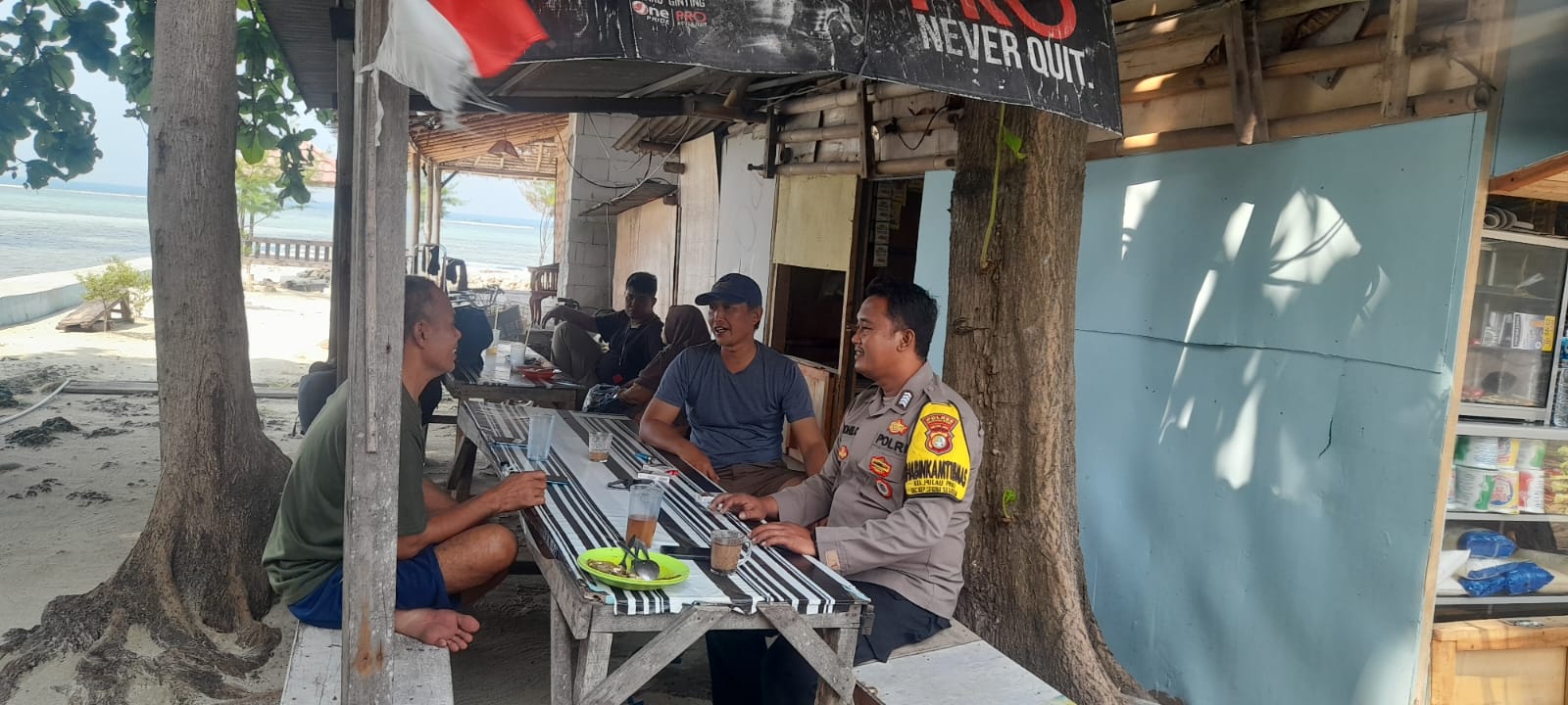 Bhabinkamtibmas Pulau Pari Sambang Warga Himbau Kamtibmas dan Perkuat Silaturahmi
