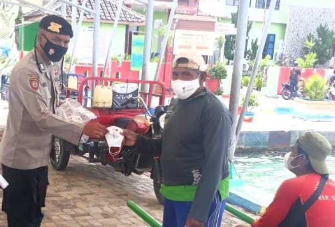 Bagikan 600 Masker dan Sampaikan Himbauan Prokes, Polsek Kep Seribu Utara Sambangi Warga Secara Door to Door