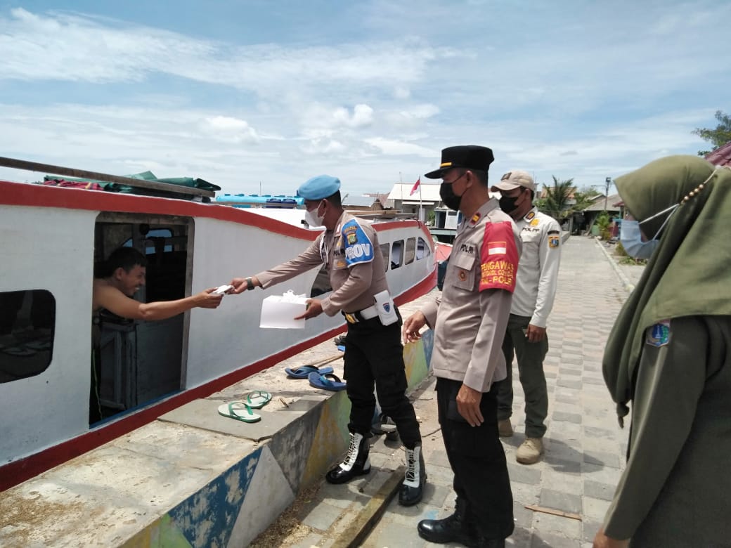 Bagikan 750 Masker Ke Warga, Polsek Kepulauan Seribu Utara Terus Cegah Sebaran COVID-19