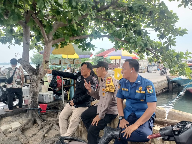 Bhabinkamtibmas Pulau Kelapa Jalin Silaturahmi dengan Warga, Himbauan Hindari Percaya Berita Hoax Pasca Pemilu 2024