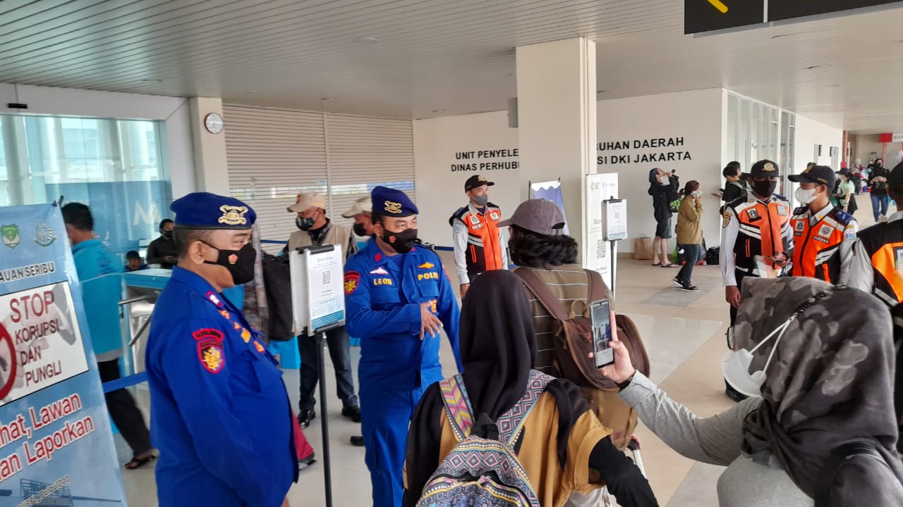 Polres Kep. Seribu Laksanakan Pengamanan Terhadap 1228 Penumpang di Dermaga Kali Adem