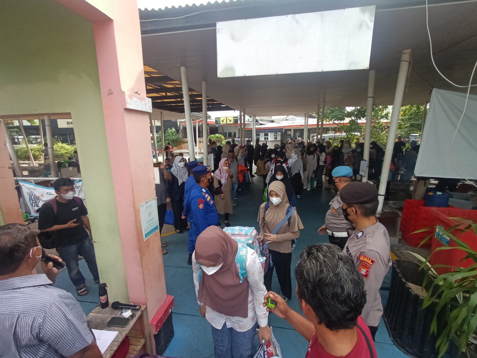 Pengamanan Dermaga Marina oleh Polres Kep. Seribu, 361 Penumpang Wajib Scan PeduliLindungi