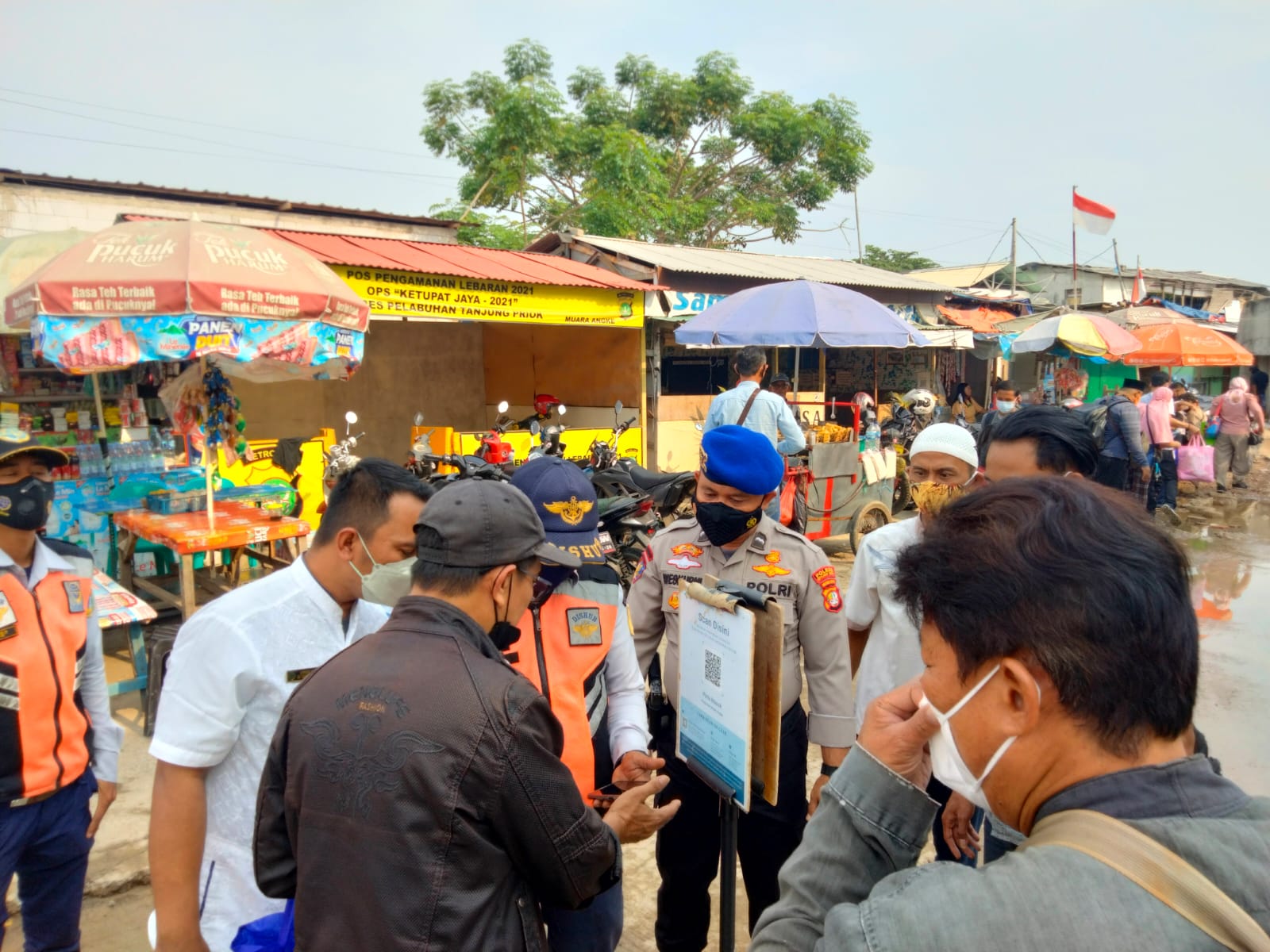 Polres Kep Seribu Himbau ProKes dan Pandu Scan Bercode Peduli Lindungi 204 Warga Yang Akan Ke Pulau