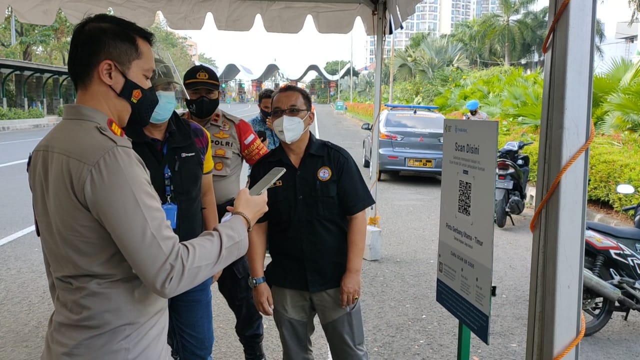 Kapolsek Pademangan Mengecek Langsung Simulasi Penggunaan Barcode Peduli Lindungi di Pintu Masuk TIJA Ancol