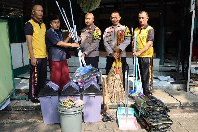 Kapolres Kepulauan Seribu Pimpin Manajemen Kebersihan Masjid Baitul Jannah untuk Persiapan Sholat Idul Fitri