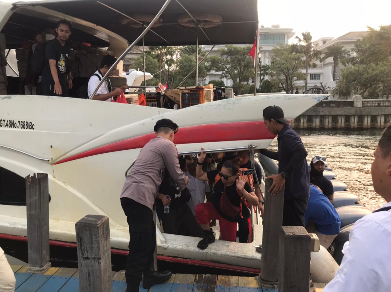 Anggota Sabhara Polres Kepulauan Seribu Amankan Kedatangan Penumpang Warga dan Wisatawan di Dermaga Marina Ancol