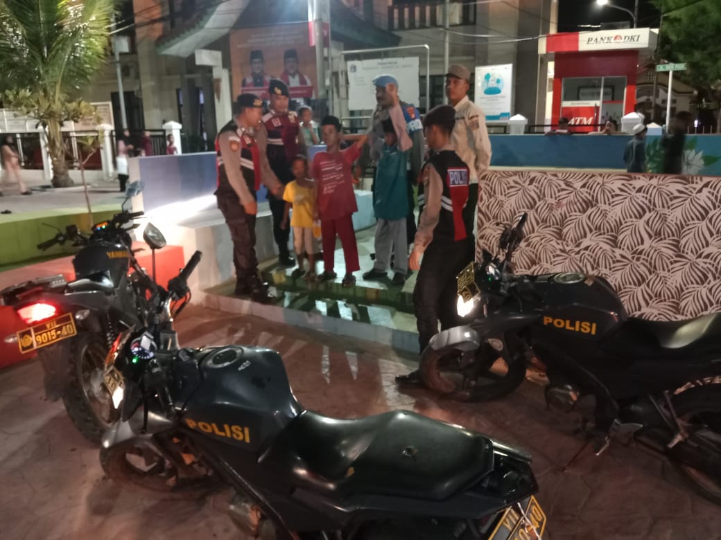 Polisi Humanis Polsek Kepulauan Seribu Utara Gelar Patroli Malam, Cegah Tawuran Remaja dan Larang Judi Online