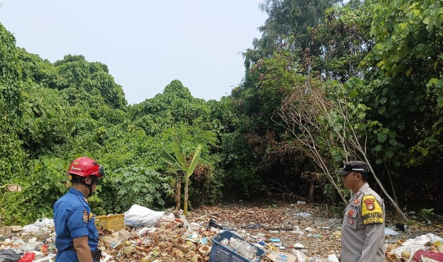 Bripka Khohim Chovivi Bhabinkamtibmas Pulau Pari Himbau Warga Cegah Kebakaran dan Polusi Udara