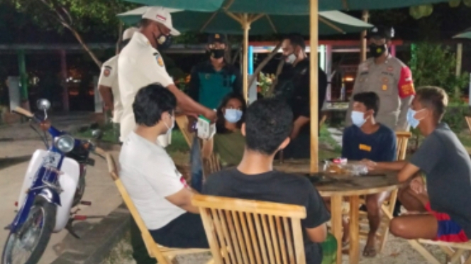 Sembari Patroli Malam Hari, Polsek Kep Seribu Selatan Giatkan Pengawasan dan Sampaikan Himbauan ProKes