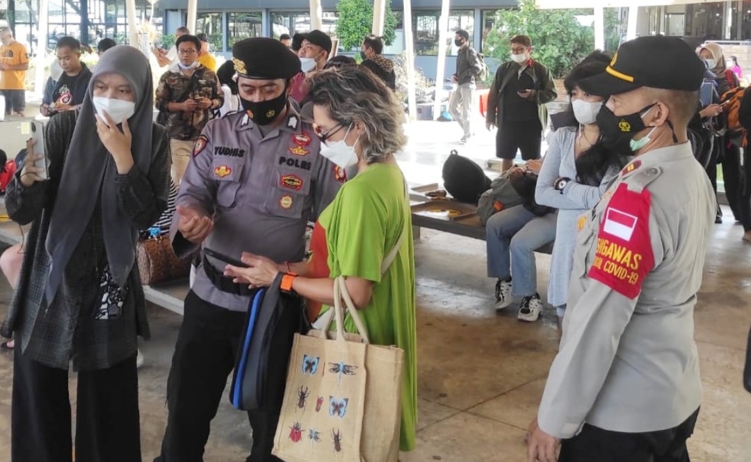 Polres Kep Seribu Giatkan Pengawasan ProKes dan Cek Scan Barcode Peduli Lindungi 144 Penumpang Kapal Ke Pulau di Dermaga Marina Ancol