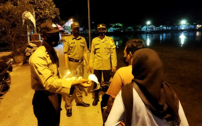 Polsek Kep Seribu Utara, Gelar Patroli Pengawasan ProKes Malam Hari dan Bagikan Masker