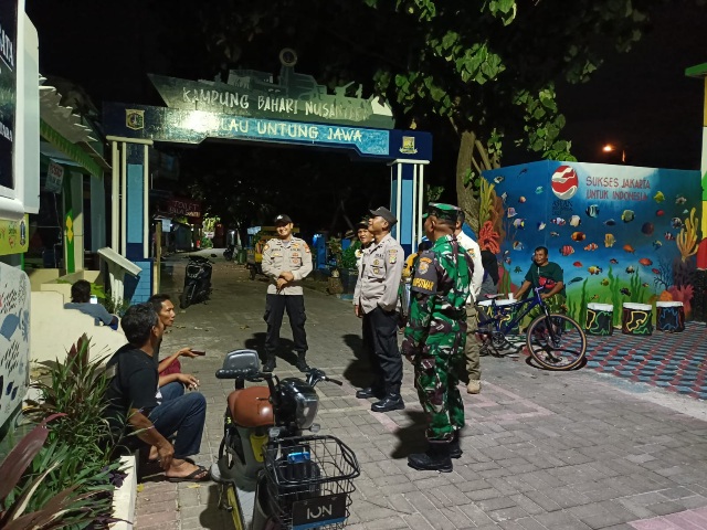 Polsek Kepulauan Seribu Selatan dan Babinsa Patroli Malam di Pulau Untung Jawa: Mencegah Gangguan Keamanan dan Memberikan Himbauan Kamtibmas