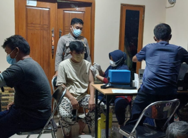 Gerai Vaksin Booster Malam Hari Polsek Kep Seribu Utara di Pulau Kelapa dibanjiri Peserta Vaksin