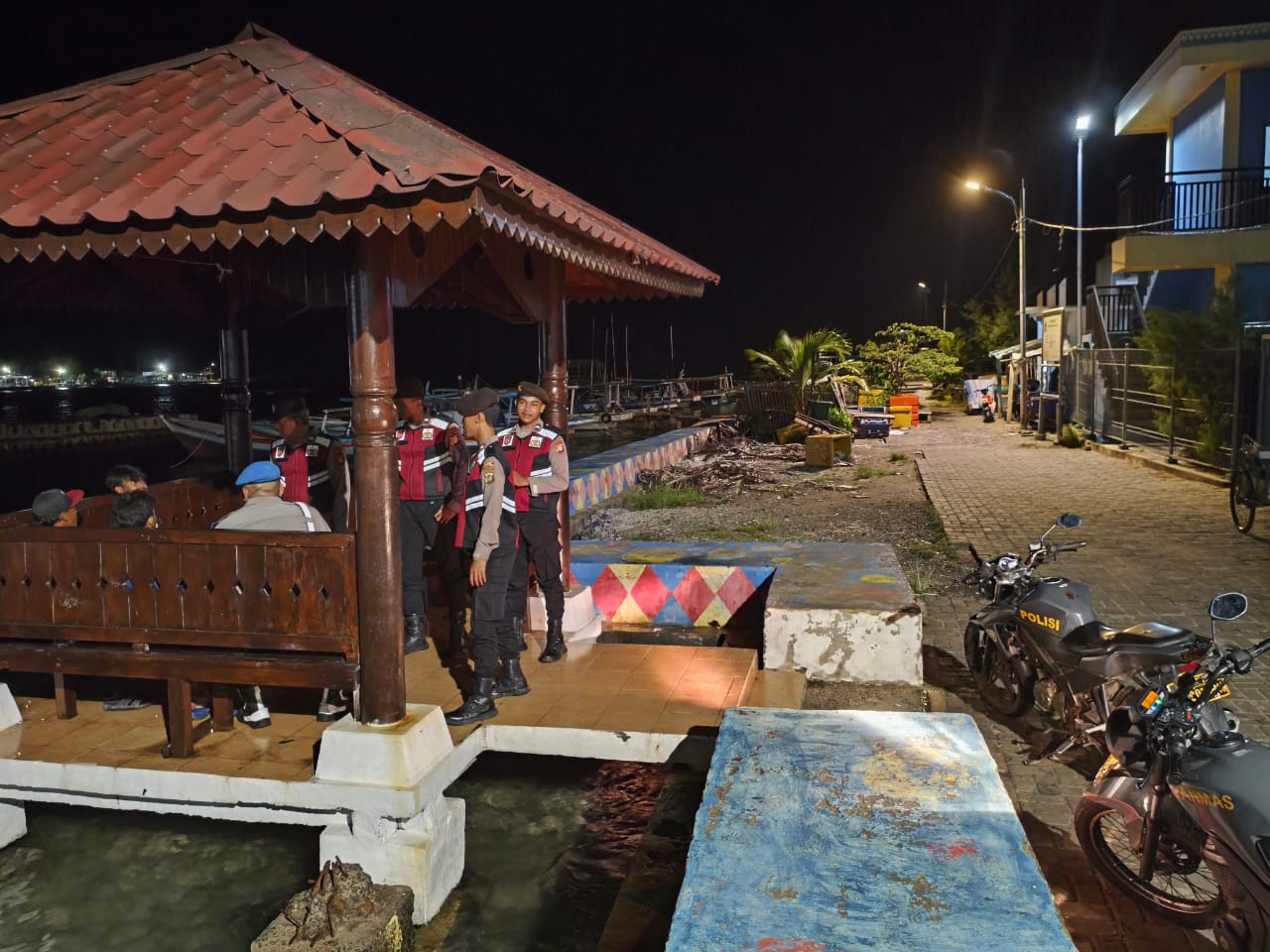 Polisi Baik Humanis, Patroli Malam Polsek Kepulauan Seribu Utara Jaga Keamanan dan Sapa Warga