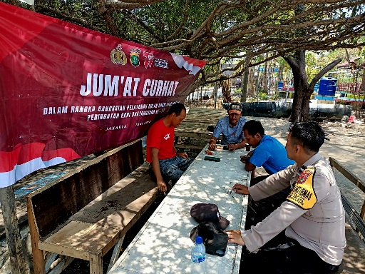Bhabinkamtibmas Pulau Kelapa Dialog dan Solusi Keluhan Masyarakat di Jumat Curhat