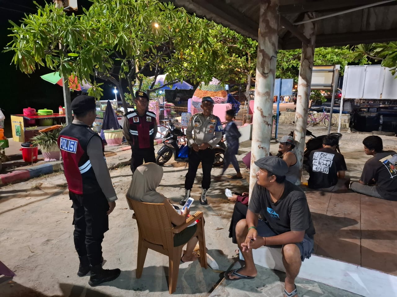Polisi Humanis Polsek Kepulauan Seribu Utara Patroli Malam Himbau Warga Tidak Main Judi Online