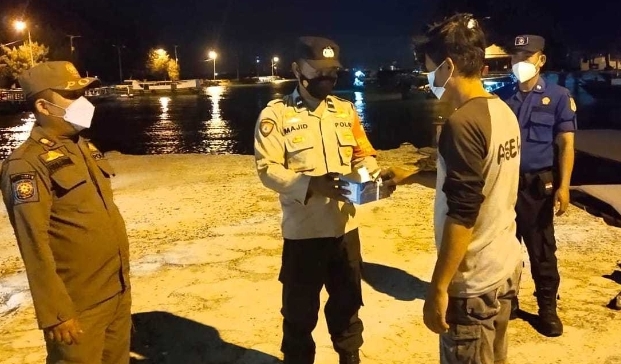 Polsek Kep Seribu Selatan Ajak Cegah Sebaran COVID19 Saat Giat Patroli Pengawasan ProKes Malam Hari