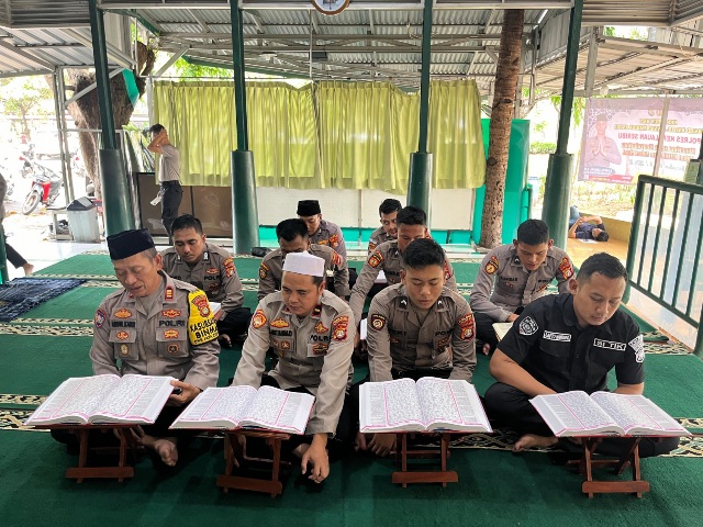 Polres Kepulauan Seribu Gelar 'Cooling System': Satu Jam Mengaji Al-Qur'an untuk Meningkatkan Keimanan Dan Ketaqwaan Kepada Allah SWT