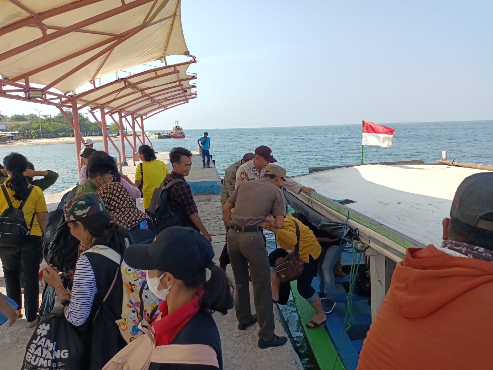 Polsek Kepulauan Seribu Selatan Gelar Pengamanan Dermaga di Pulau Untung Jawa dengan Pendekatan Humanis