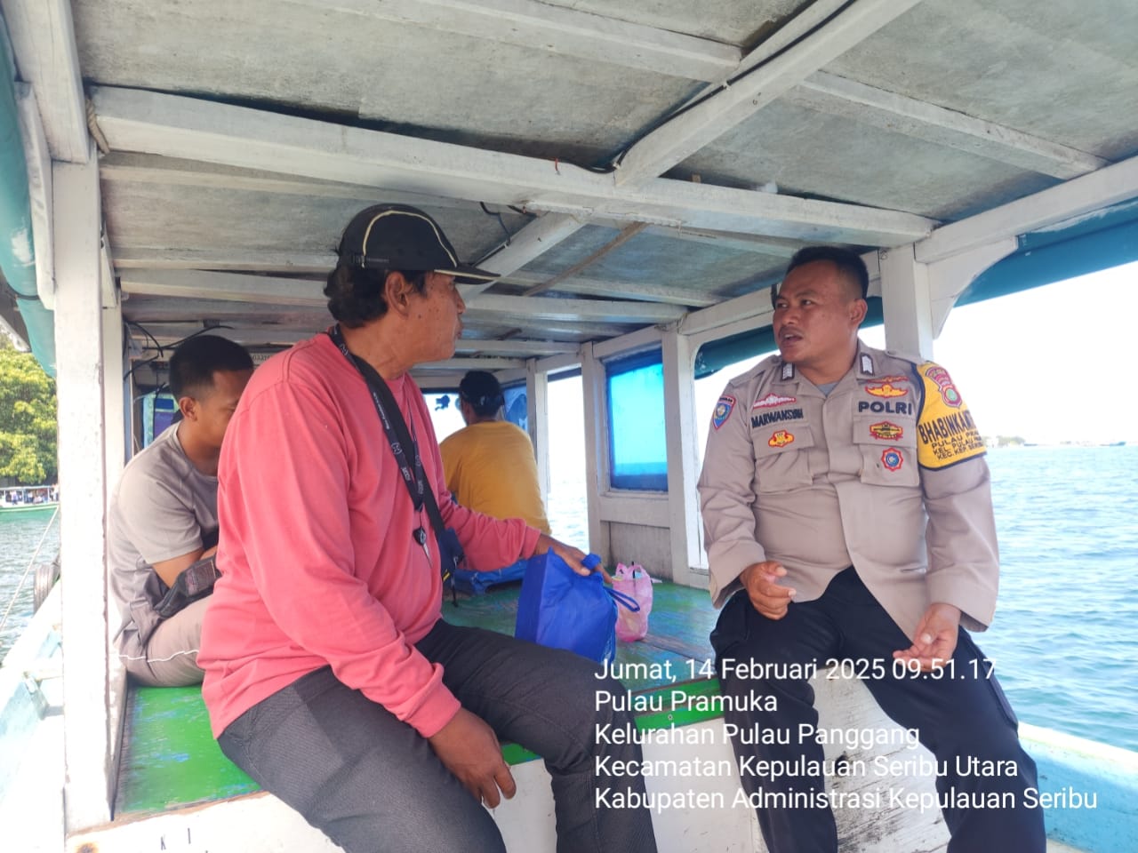 Bhabinkamtibmas Pulau Pramuka Sambangi Nelayan, Berikan Himbauan Keselamatan Berlayar