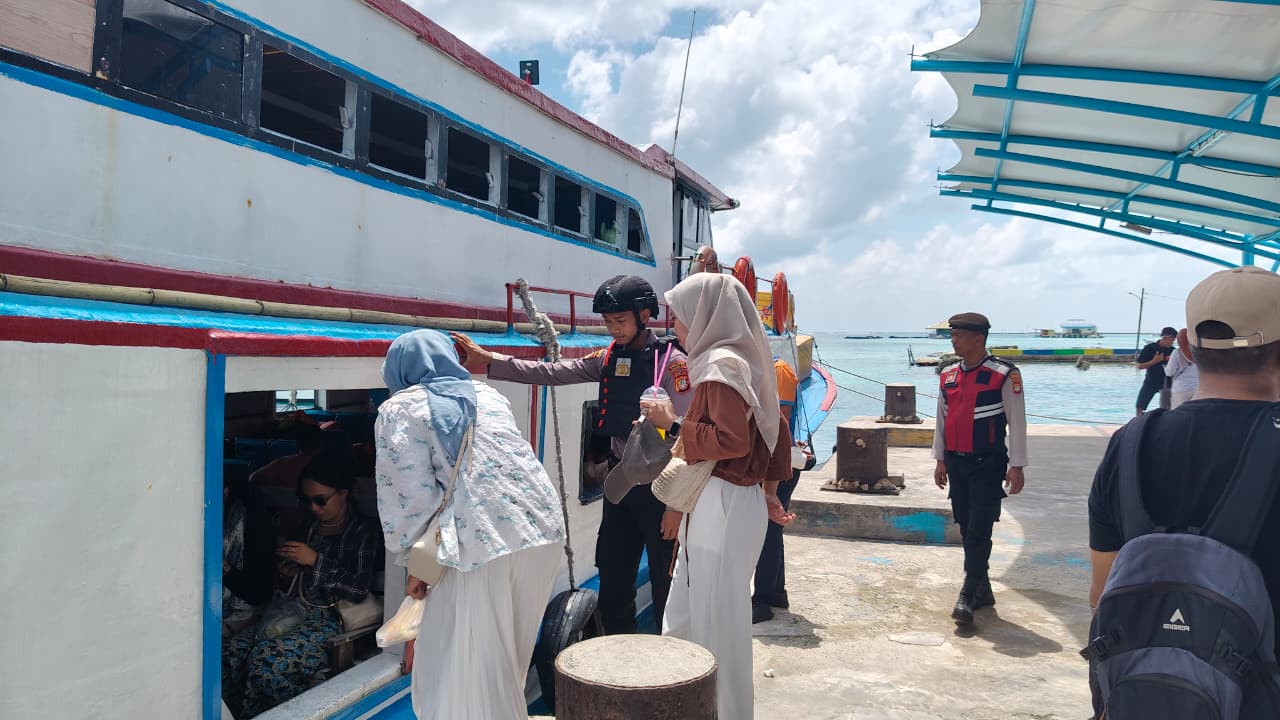 Polsek Kepulauan Seribu Selatan Gelar Pengamanan Dermaga Pulau Kelapa dalam Operasi Aman Nusa I 2025