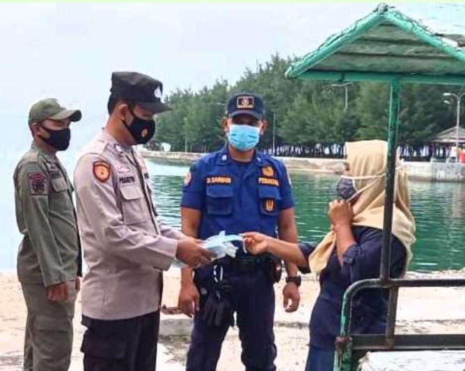 Sembari Bagikan 1.300 Masker ke Warga, Polres Kep Seribu Sampaikan Himbauan ProKes