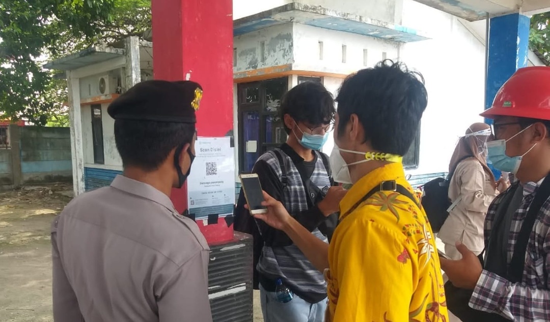 Pandu Warga Scan Barcode Peduli Lindungi di Dermaga Kedatangan, Polsek Kep Seribu Selatan Terapkan Aturan PPKM Level2