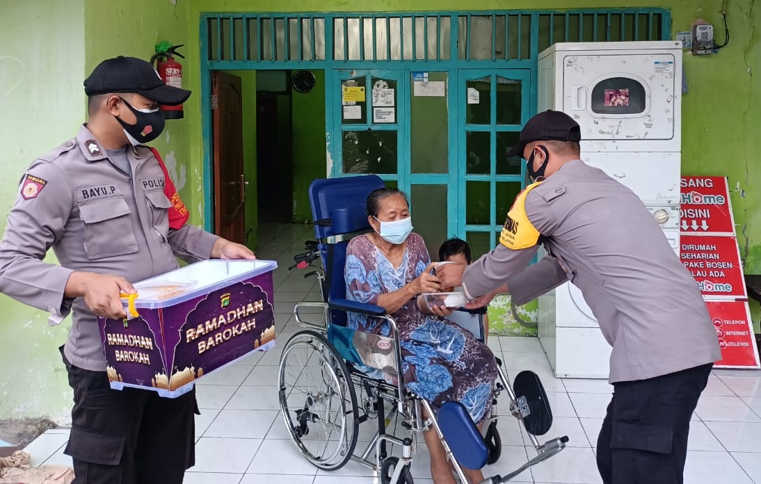 Warga Di 8 Pulau Pemukiman Dapat Takjil Buka Puasa Gratis Dari Polres Kep Seribu