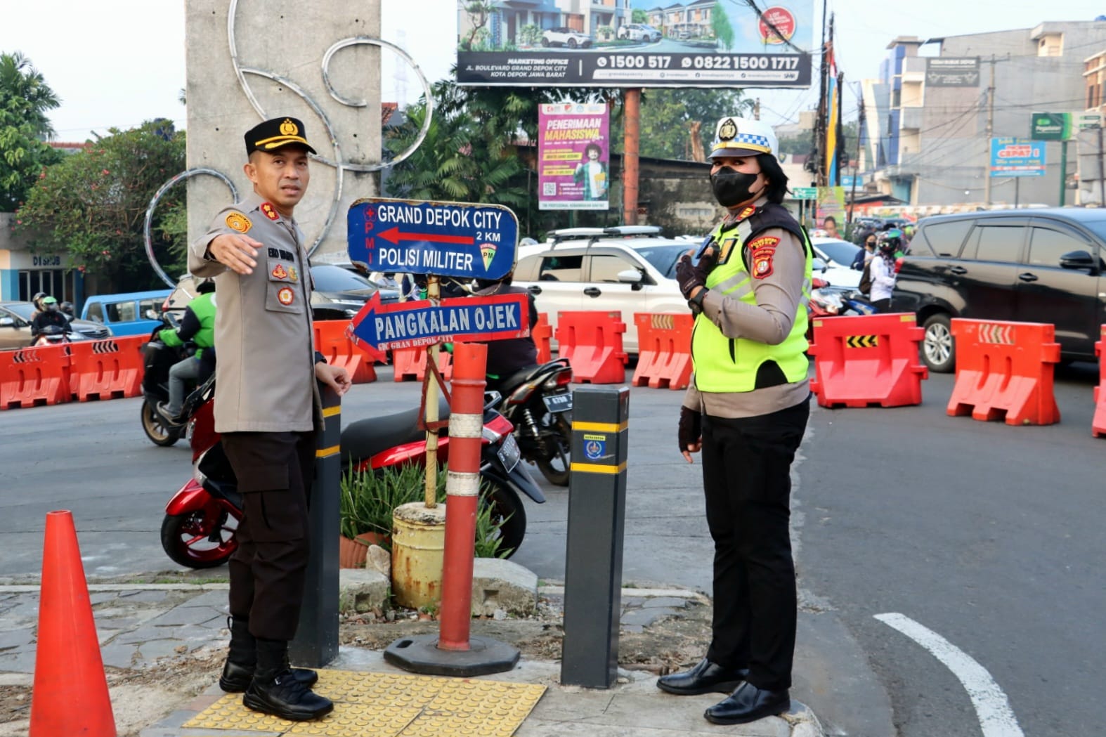 Wakapolres Metro Depok Terjun Langsung Pengaturan Lalu Lintas Urai Kemacetan