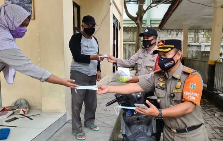 Cegah Covid-19, Tiga Pilar Kep Seribu Bagikan 4600 Masker Medis Secara Gratis