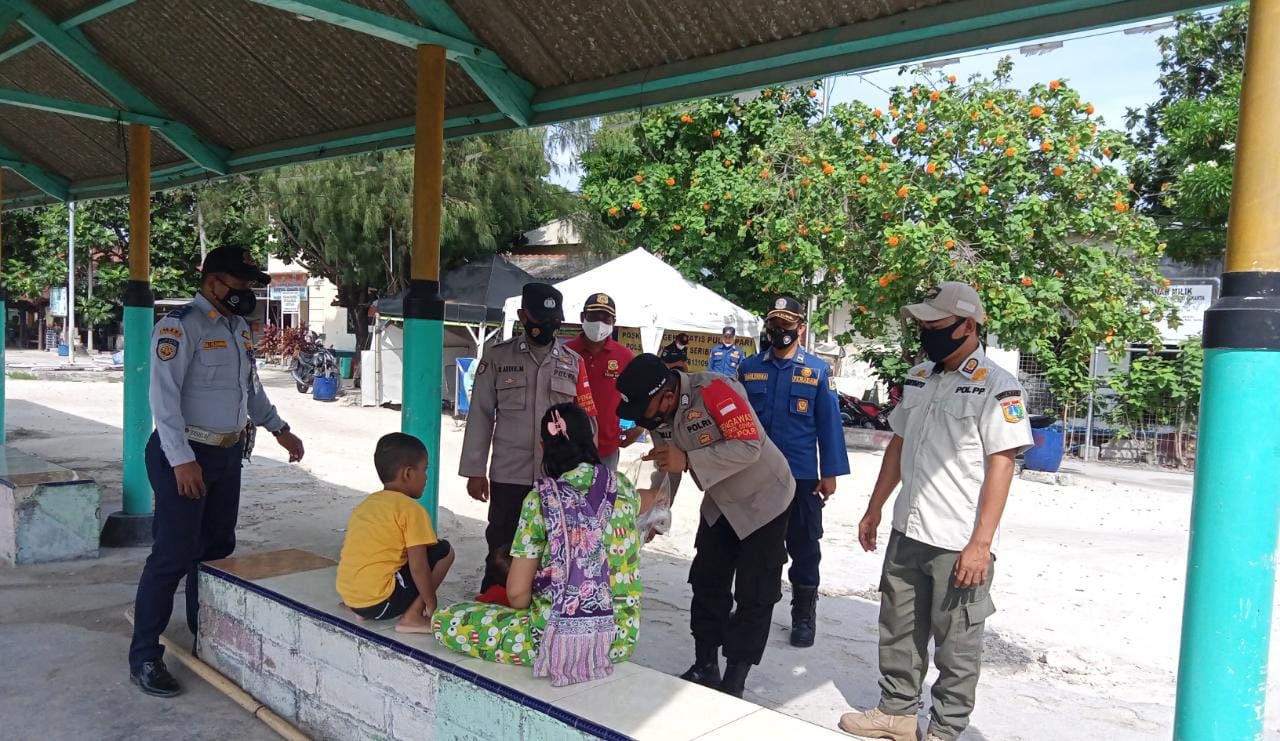Polres Kep Seribu dan Polsek Jajaran Himbau ProKes dan Bagikan 1.600 Masker