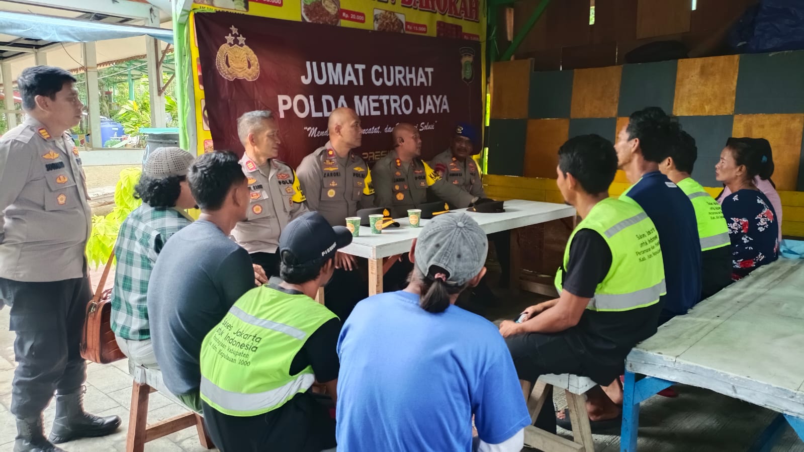 Kapolres Kepulauan Seribu Gelar "Jumat Curhat" di Taman Arsa: Ajak Warga Jaga Kamtibmas Pasca Pemilu 2024